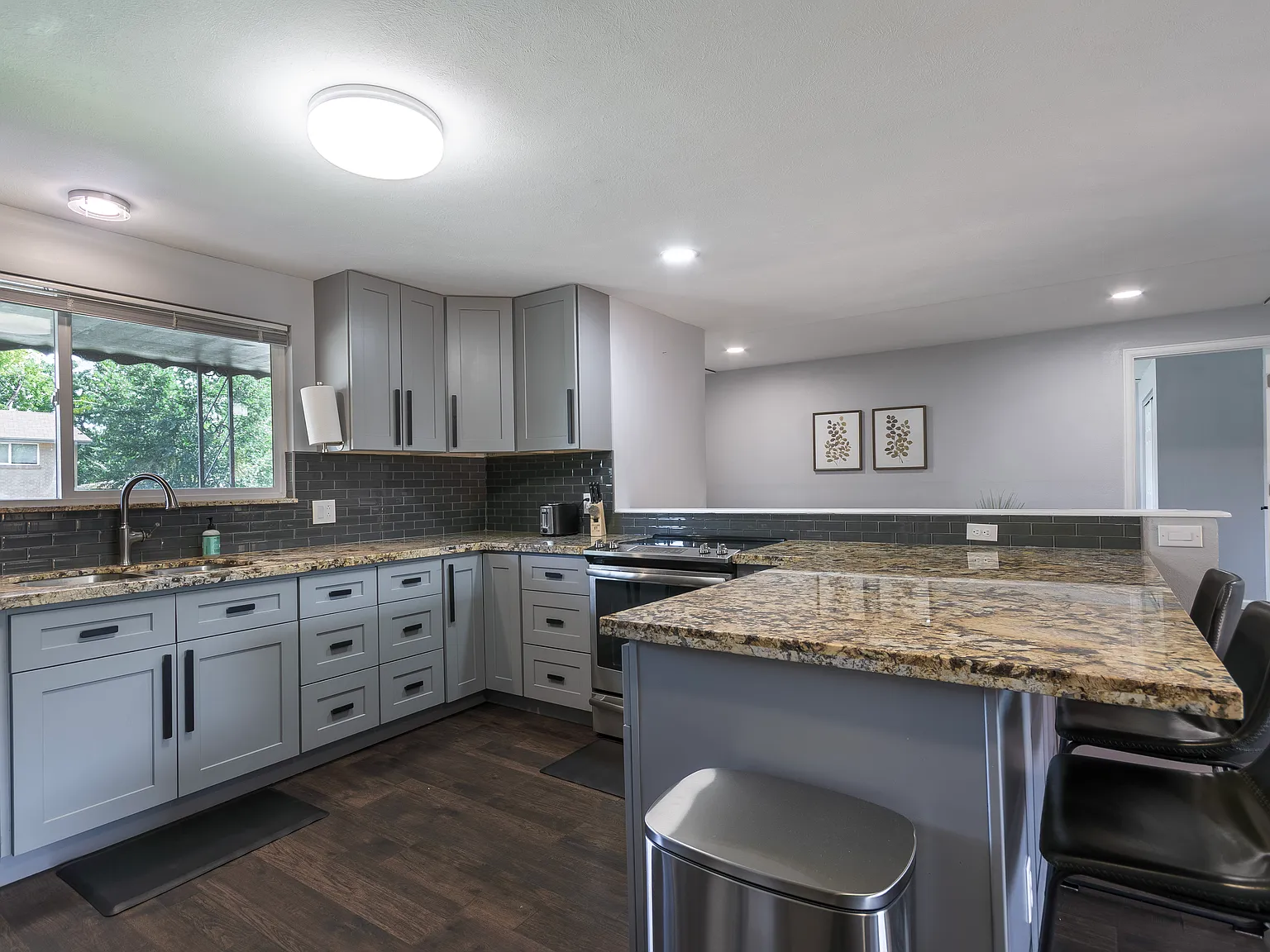 6 bed, 2400 sqft, $900 — Photo 1
