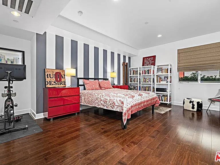 1250 N Harper Ave #416 — Photo 3