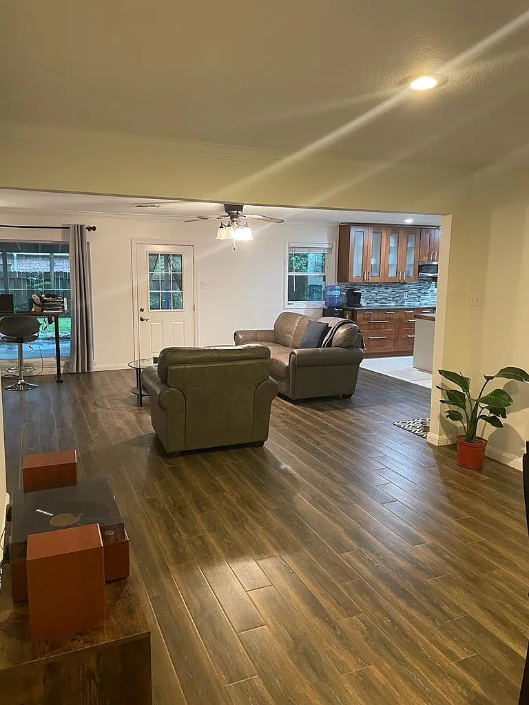 3 bed, 2.0 bath, 2052 sqft, $2,400 — Photo 3