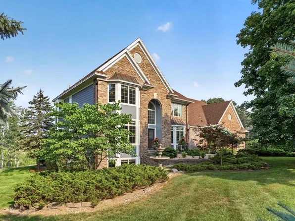 10 Lake Ct, North Oaks, MN 55127