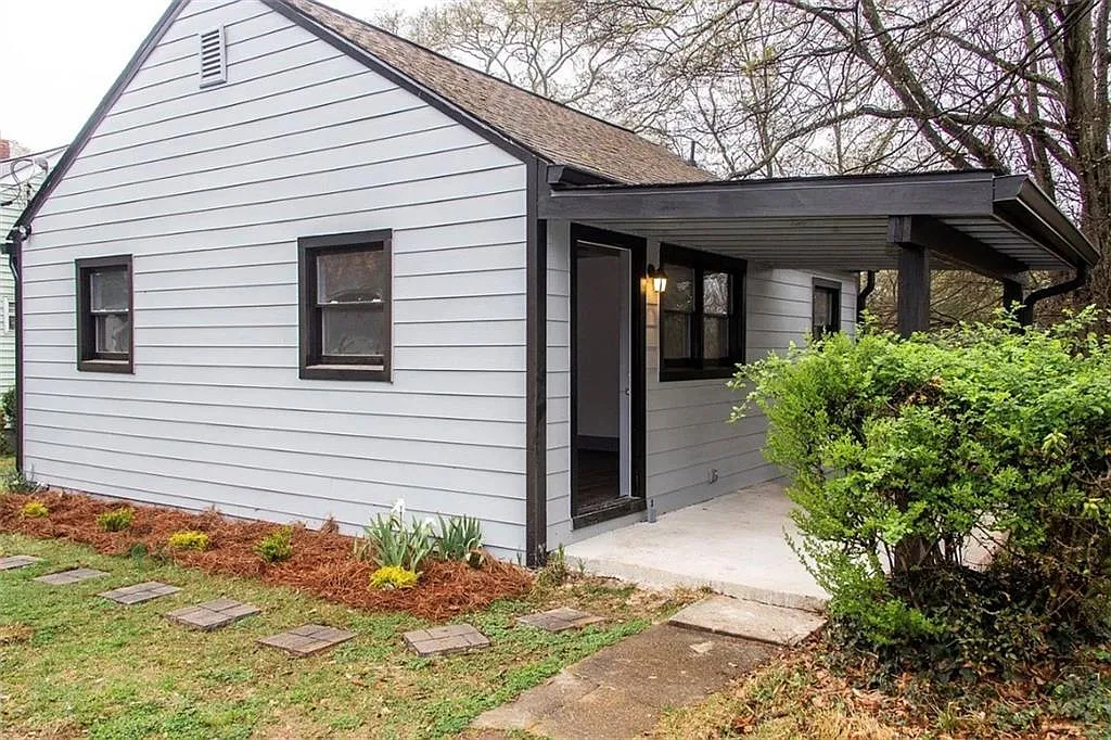 2 bed, 1.0 bath, 744 sqft, $1,525 — Photo 1
