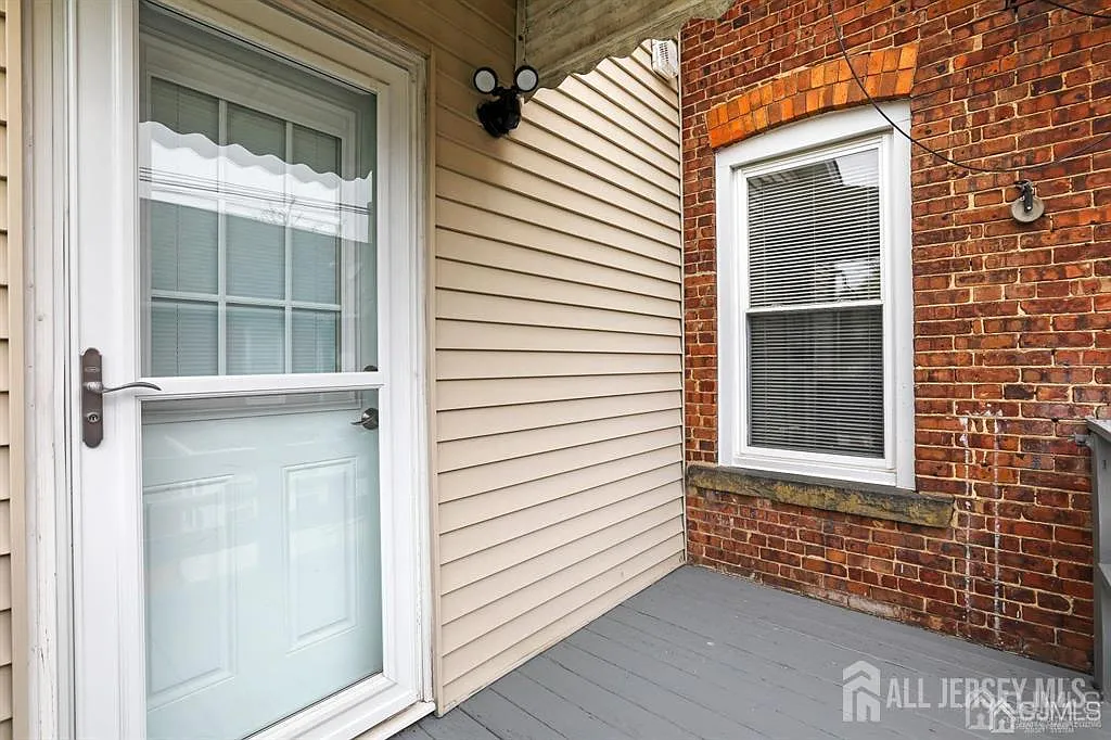 2 bed, 1.0 bath, 4893 sqft, $2,300 — Photo 2