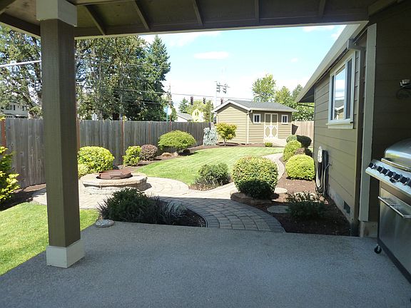 3rd image of 375 NE Hillwood Dr