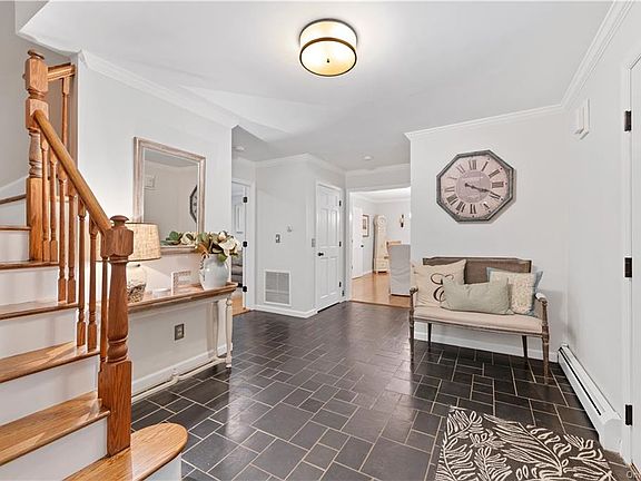 3rd image of 9 Woodland Ct S