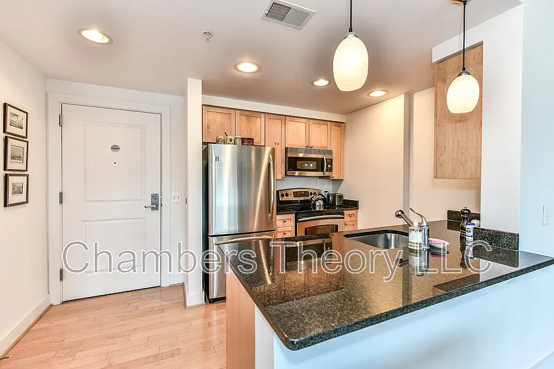 1 bed, 1.0 bath, 696 sqft, $2,600 — Photo 2