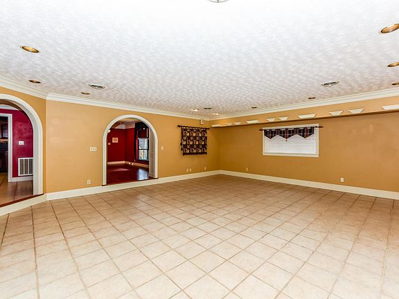 4th image of 524 Peterson Ln