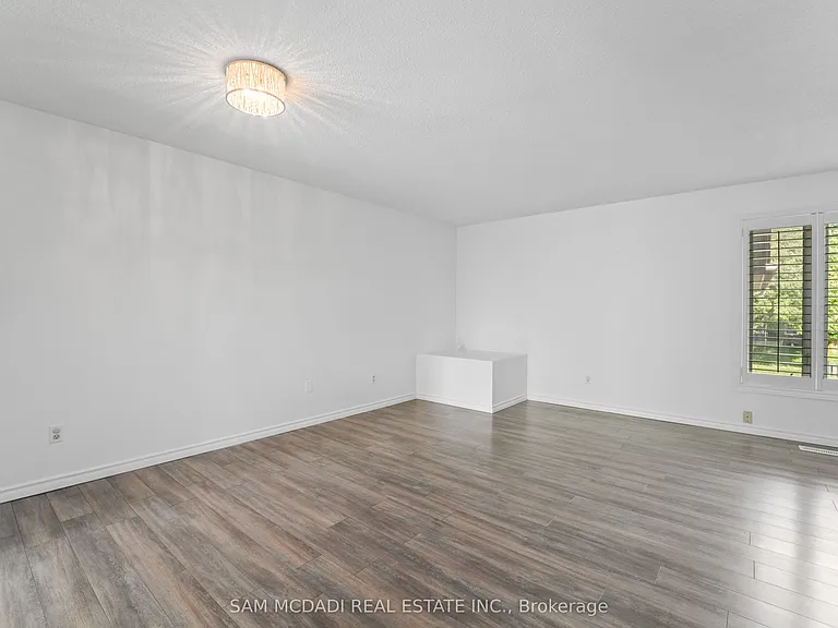 87 Rundle Cres — Photo 6