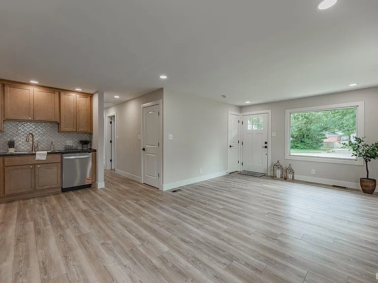 1628 E Blackford Ave — Photo 4