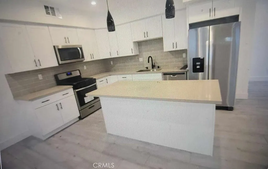 4 bed, 2000 sqft, $4,700 — Photo 3