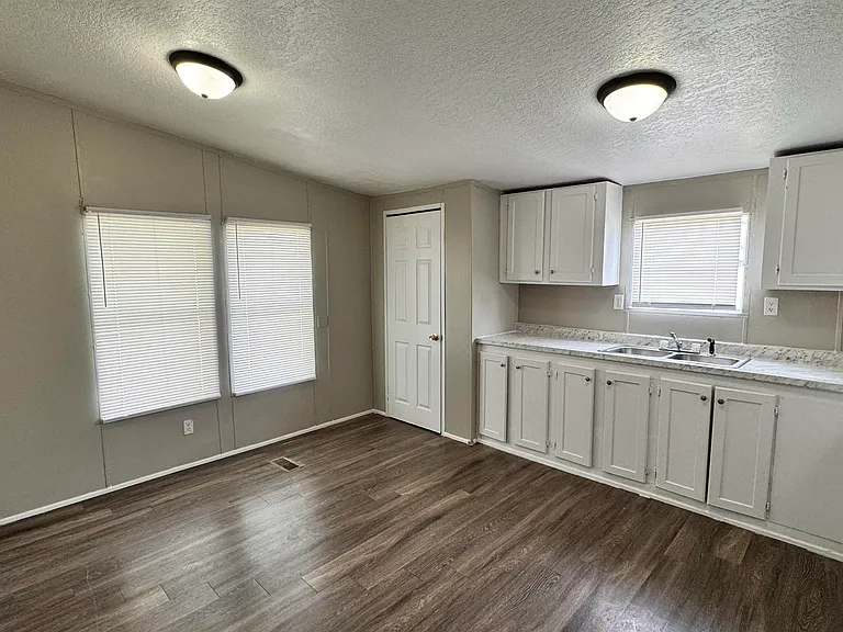288 W Brooks Rd — Photo 4