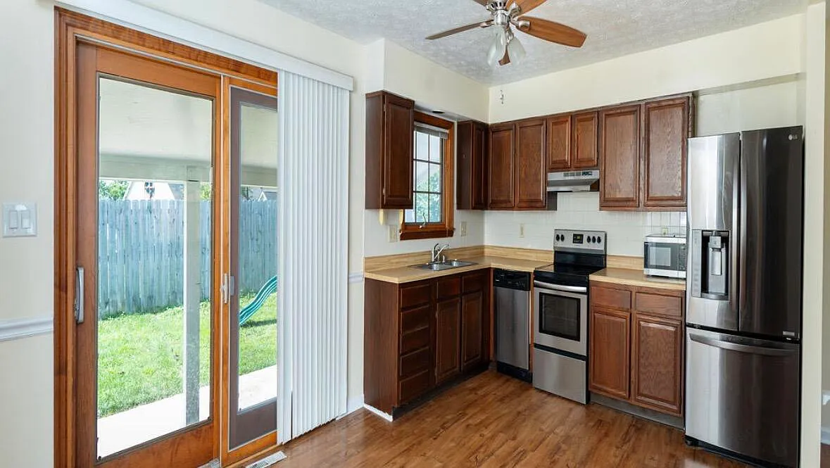 3 bed, 2.0 bath, 1160 sqft, $1,600 — Photo 2