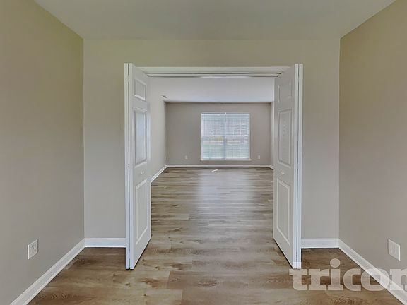 3rd image of 1402 Weston Ln