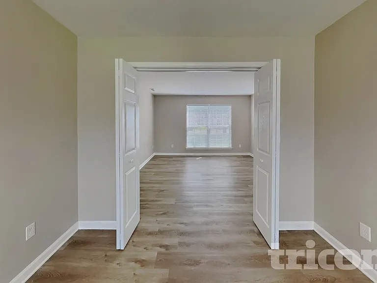1402 Weston Ln — Photo 3
