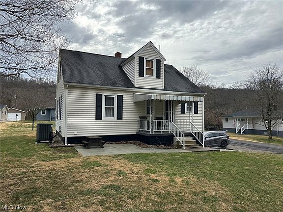 3rd image of 140 Green Acres Dr