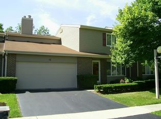 16 Pebblewood Trl, Naperville, IL 60563
