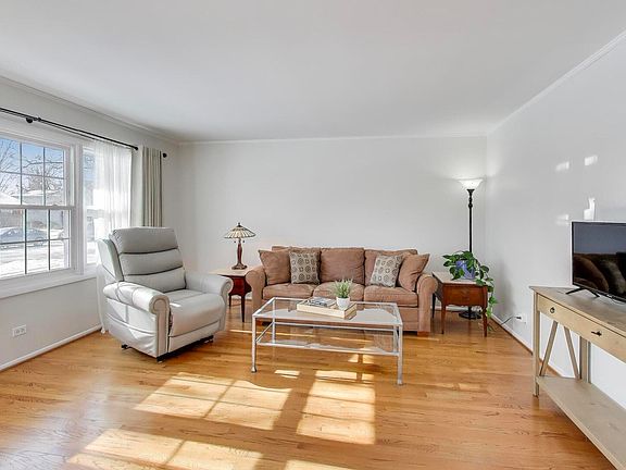 3rd image of 504 W Braeside Dr