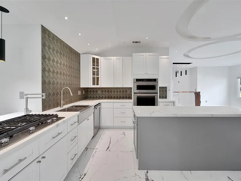 2206 Saxon Dr — Photo 13