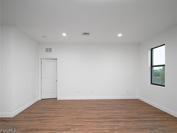 4th image of 1083 N Hilton Cir