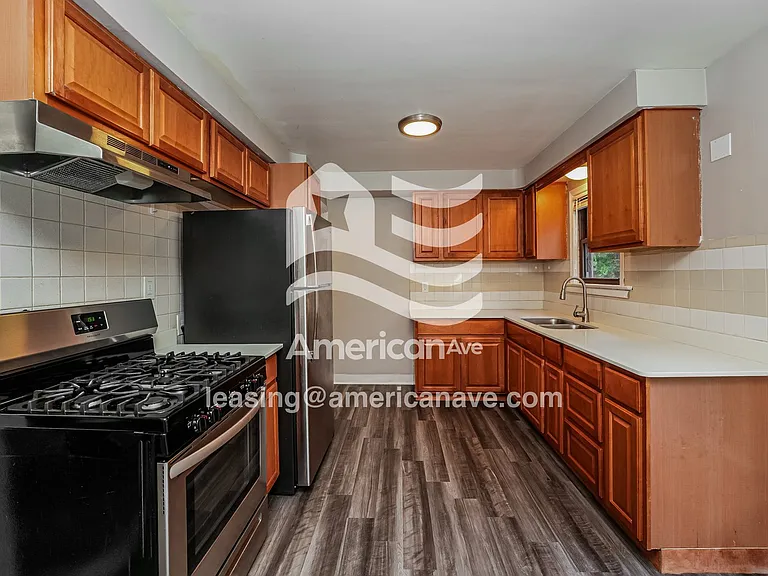 1304028_005_kitchen_5.jpg