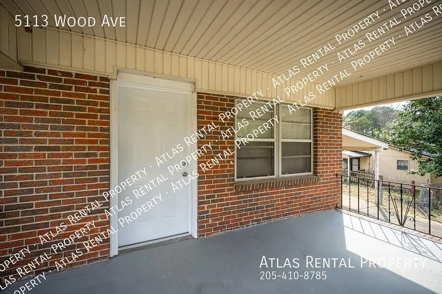 Roomy 3BR Home with Hardwood Floors, Huge Kitchen & Large Yard! — Photo 4