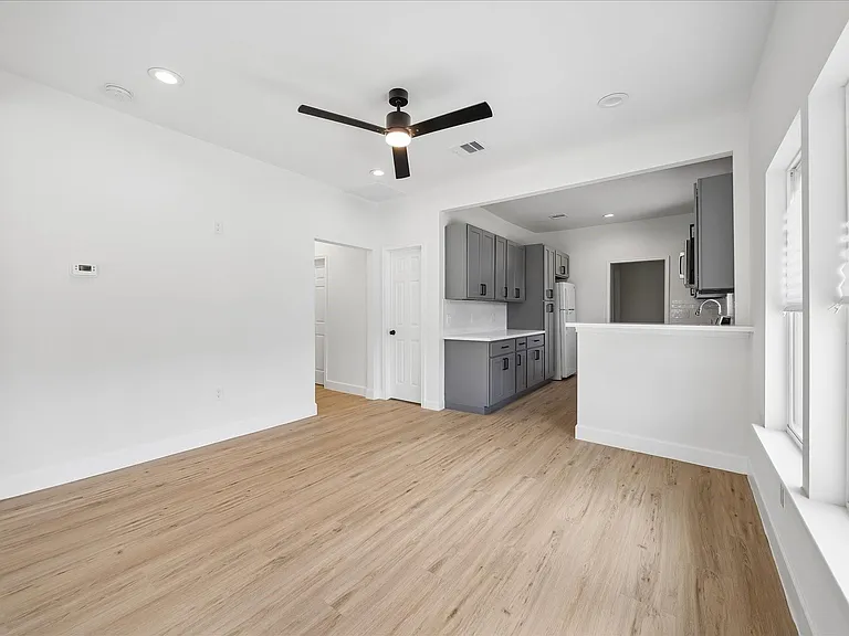 7702 Sealey St — Photo 10