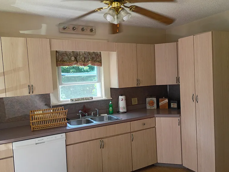 134 Charter Oak St — Photo 6