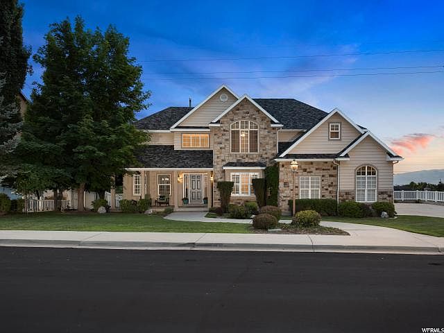 1st image of 744 Sunrise Dr