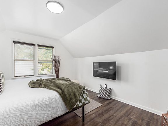 5th image of 2456 Holt Ave