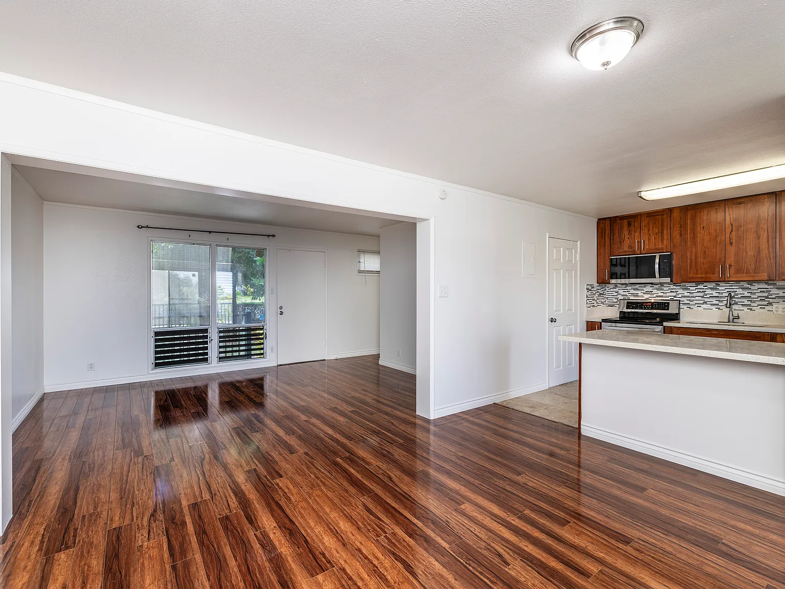 3 bed, 1.5 bath, 1222 sqft, $3,000 — Photo 3