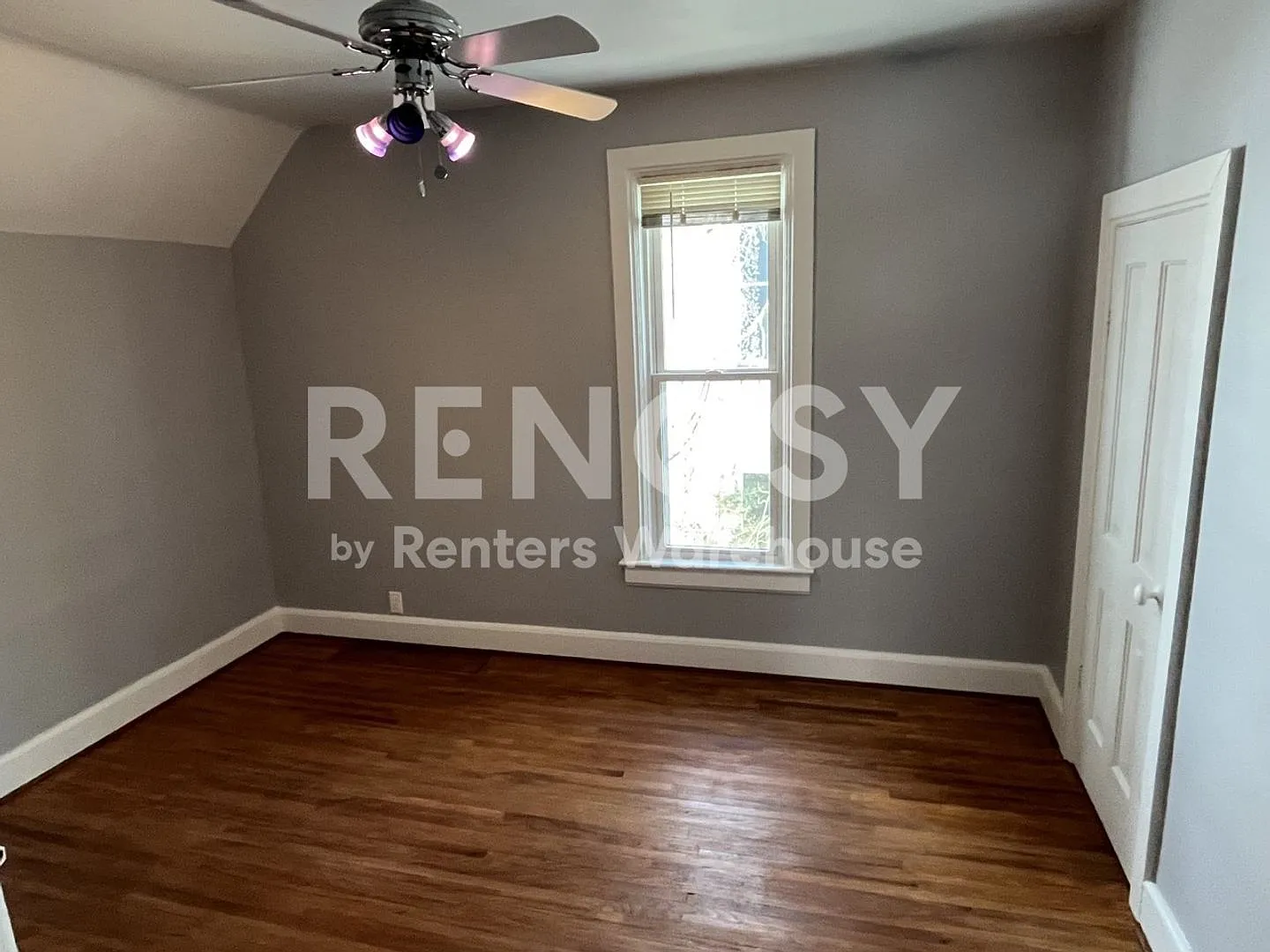4BD/2BA in Newport Available Now! — Photo 2