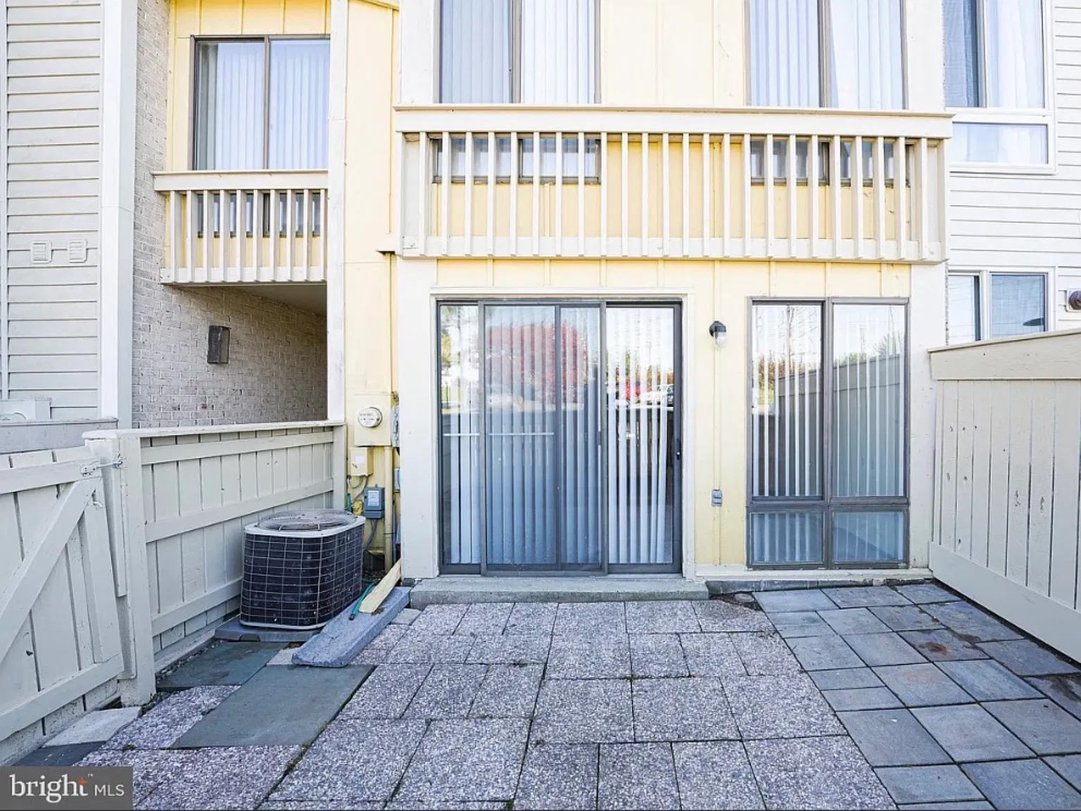 2 bed, 1.5 bath, 978 sqft, $2,400 — Photo 1