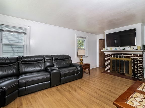 3rd image of 621 Baldwin Pl