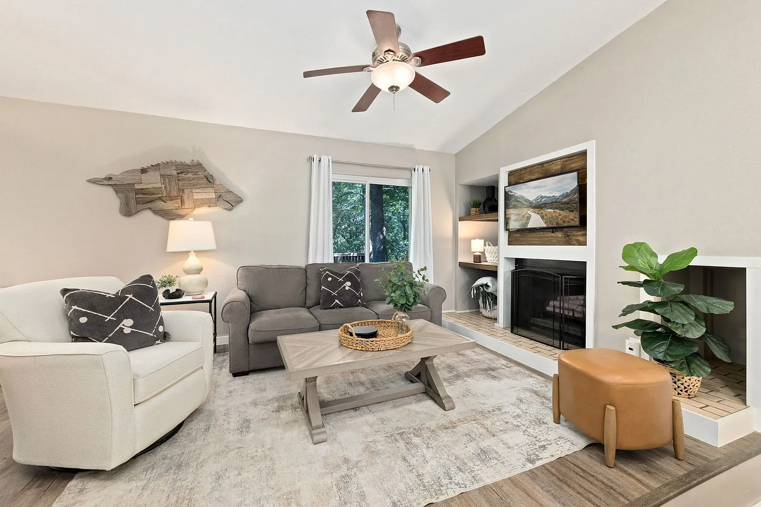 3 bed, 2.0 bath, 1948 sqft, $4,299 — Photo 1