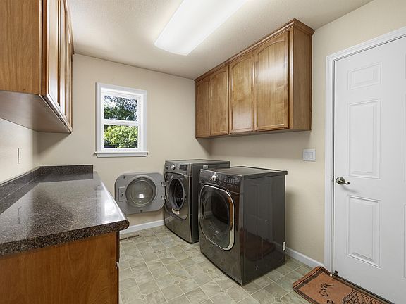 3rd image of 3034 Colonial Ave