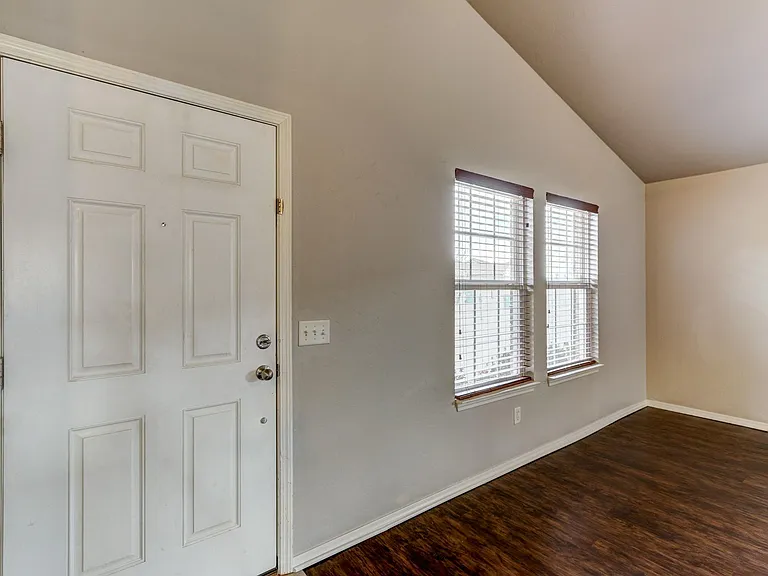 9528 SW 24th Ter — Photo 3