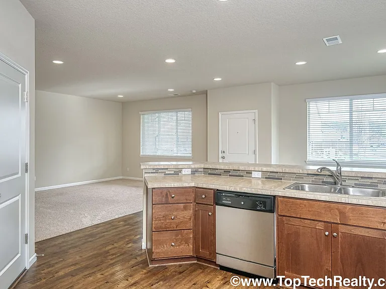 7226 NW Abigail Ter — Photo 8