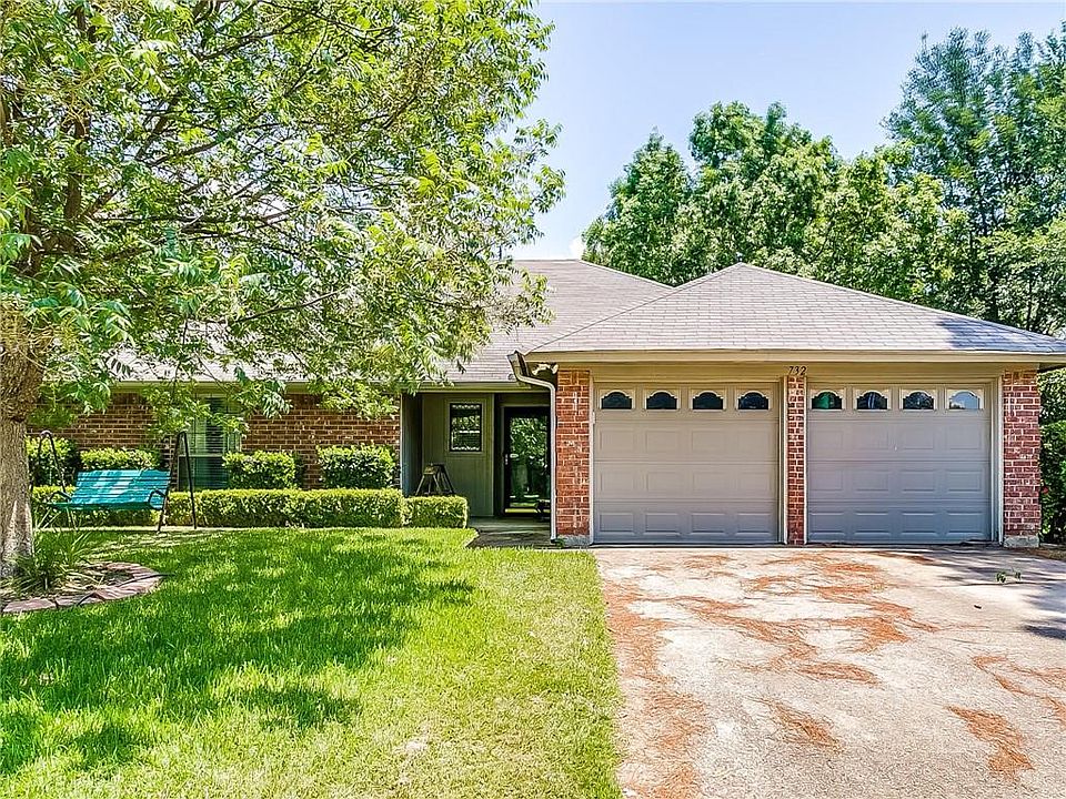 1st image of 732 Hampshire Dr