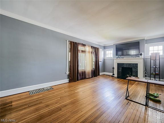 5th image of 225 E 216th St