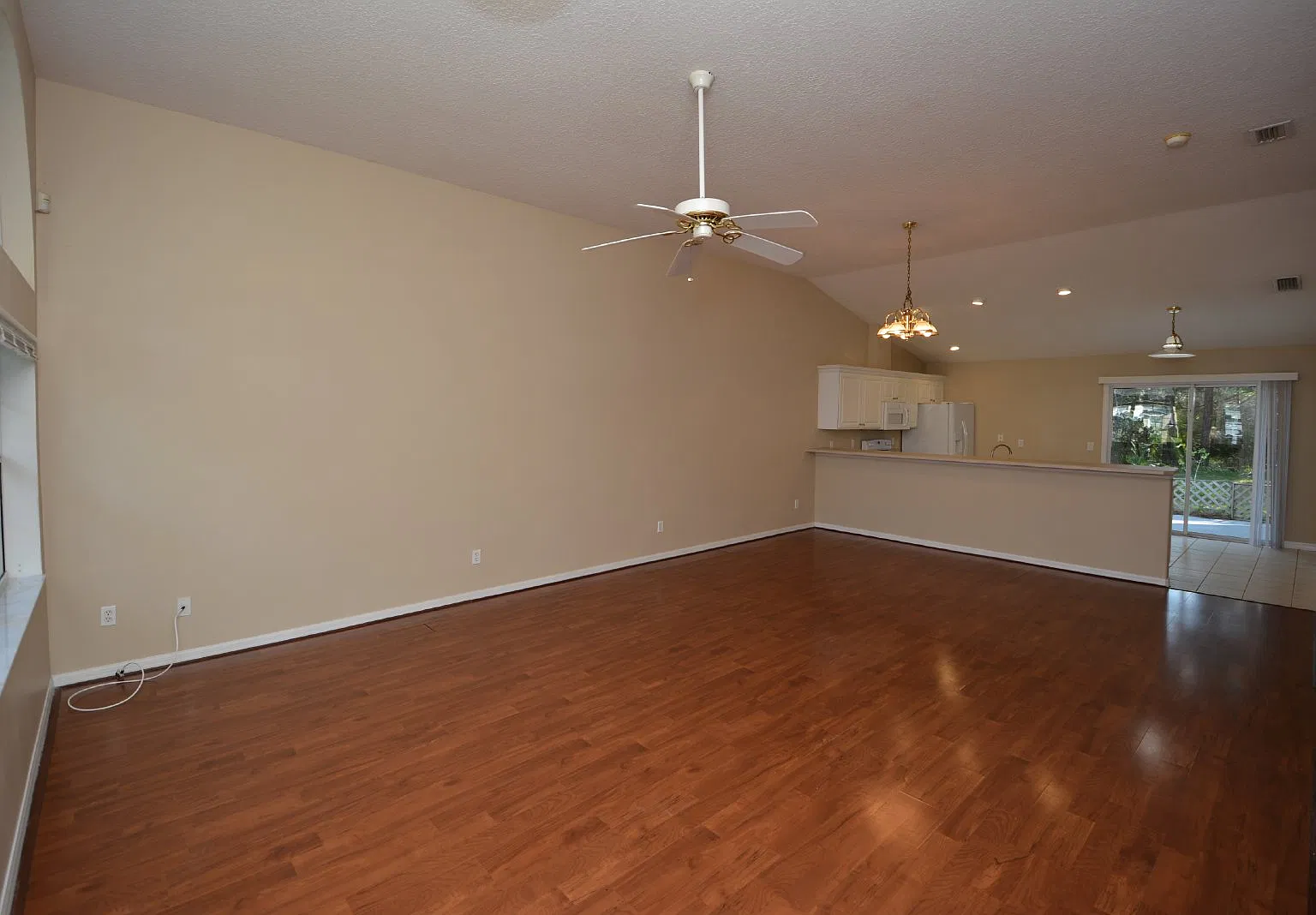 3 bed, 2.0 bath, 1313 sqft, $1,798 — Photo 2