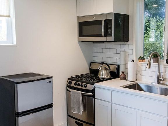4th image of 3739 Ardley Ave