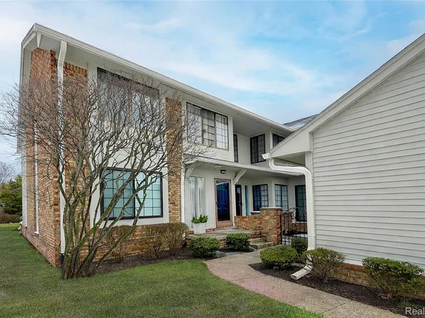 6011 Pebble Lane Ct, West Bloomfield, MI 48322