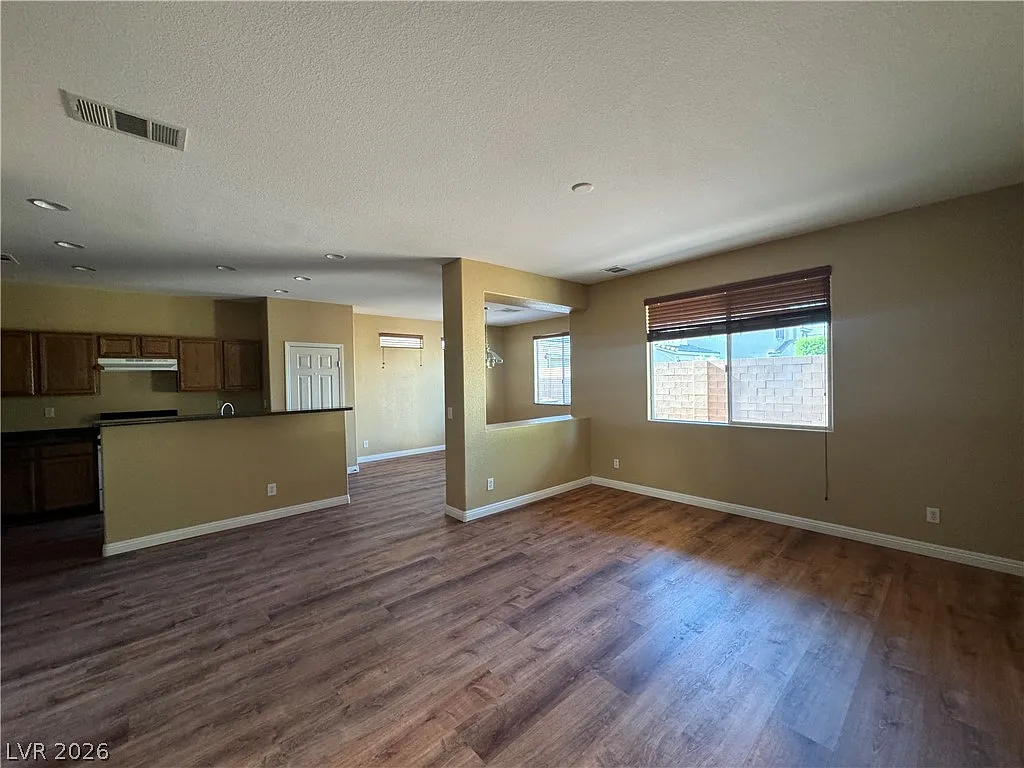4 bed, 2.5 bath, 2036 sqft, $1,995 — Photo 3