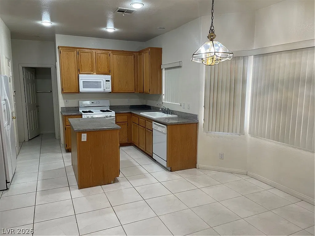 3 bed, 2.5 bath, 1925 sqft, $2,195 — Photo 2