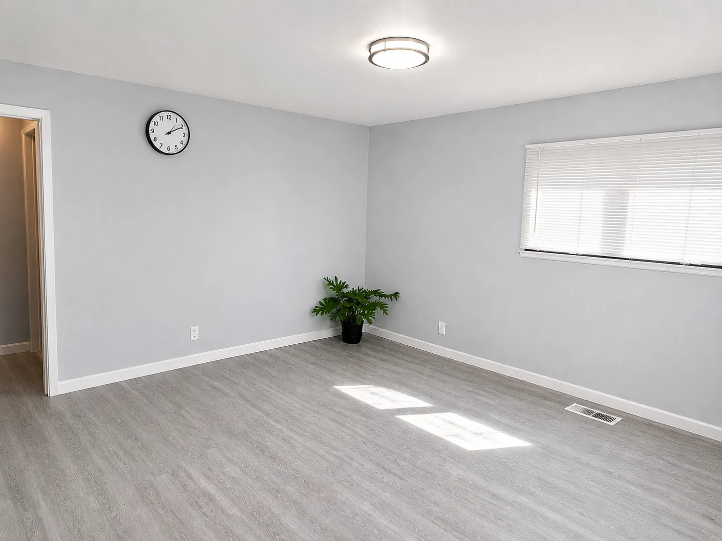 960 Clyde Ave — Photo 2