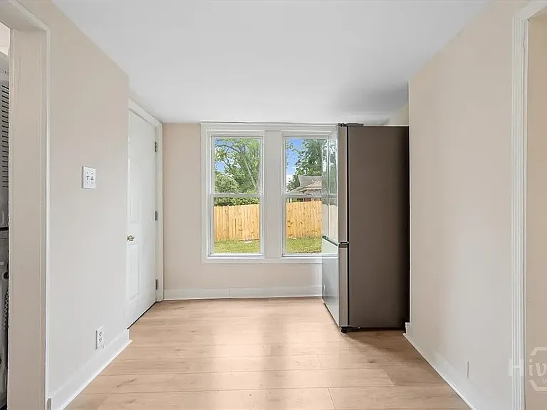 1102 Stiles Ave — Photo 5