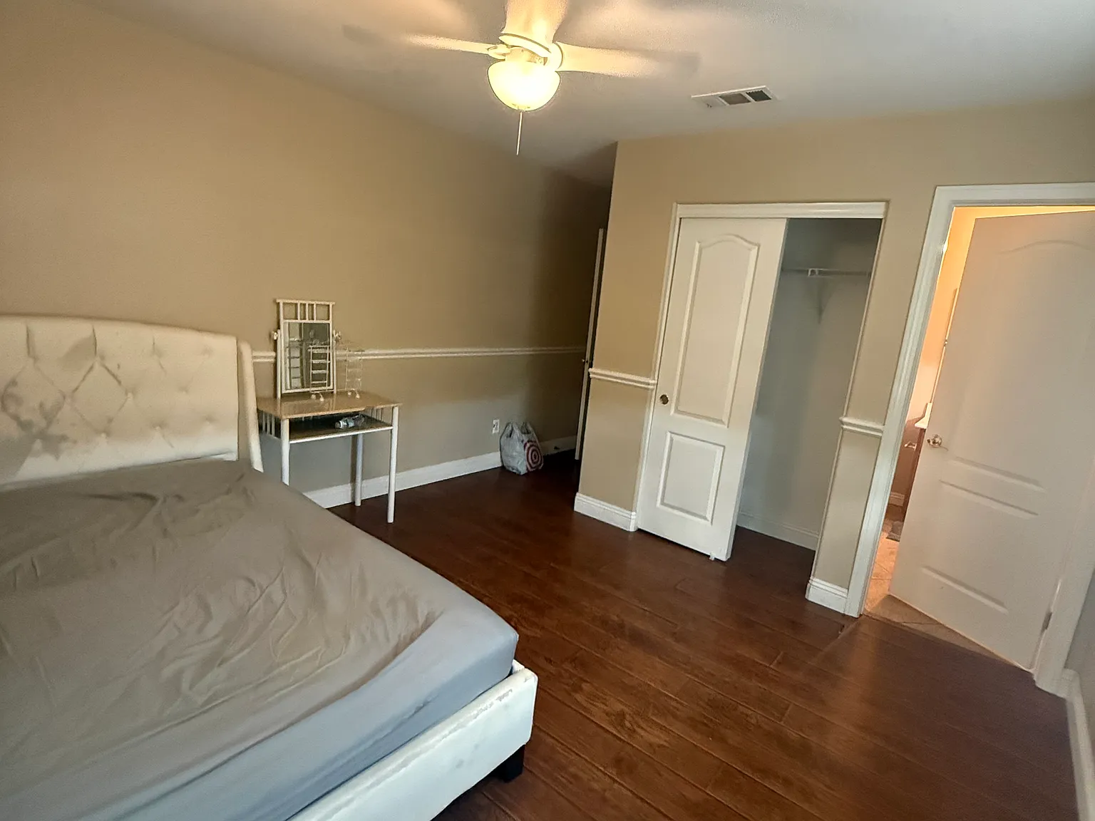 6 bed, 4699 sqft, $1,299 — Photo 2