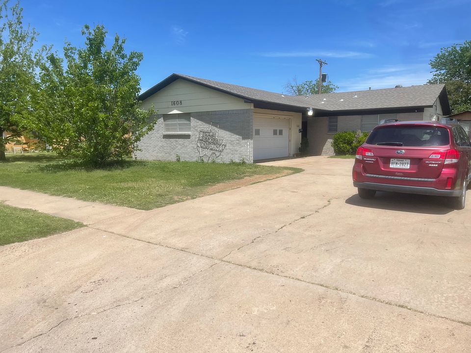 Front view of house with sideway entry garage and a long long driveway.