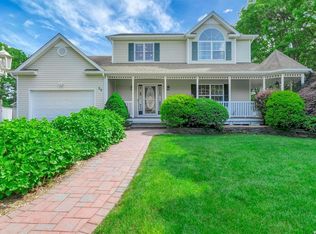 20 Wagon Wheel Ln, Center Moriches, NY 11934