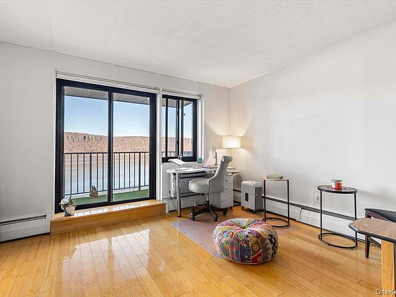 5th image of 1085 Warburton Ave #304