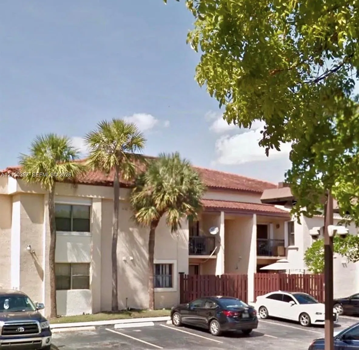 West Gardens Village Cond — Photo 1
